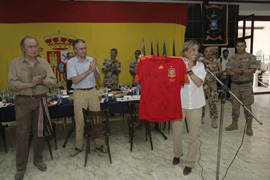 La ministra de Defensa, Carme Chacón, entrega al personal del destacamento de Qala i Naw la camiseta de la Selección española de Futbol firmada por sus compenentes