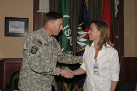 El general Petraus recibe a la ministra de Defensa, Carme Chacón, en el Cuartel General de la ISAF, Afganistan