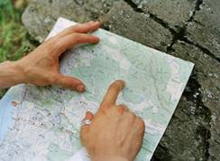 Imagen de una persona sealando un mapa